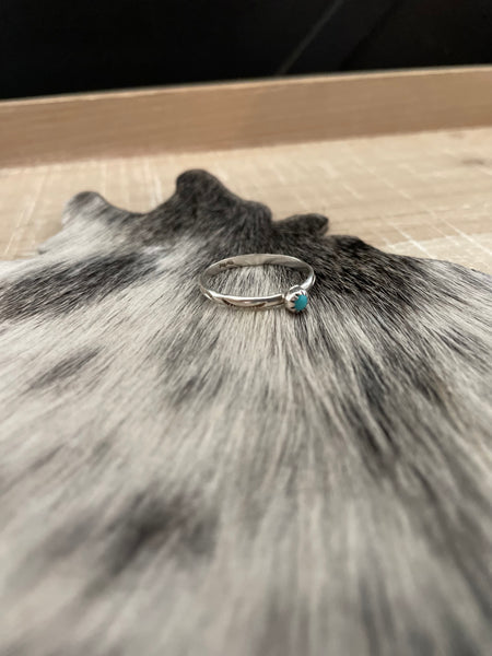 BROKEN HEART TINY DOT TURQUOISE RING