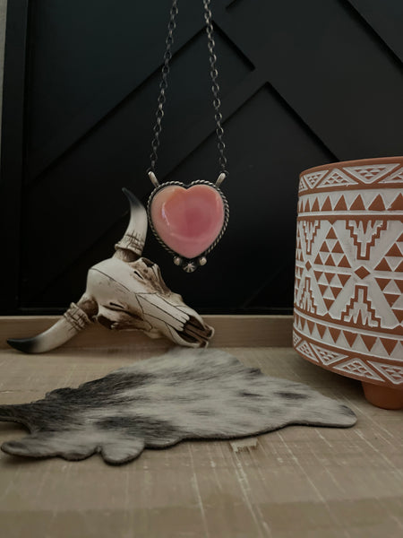 DONOVAN SKEETS PINK CONCH SHELL HEART NECKLACE