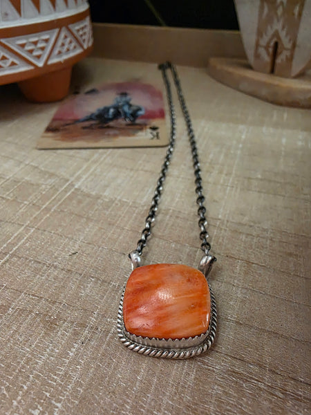 TRISH LARGO SPINY OYSTER NECKLACE