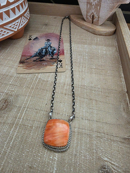 TRISH LARGO SPINY OYSTER NECKLACE