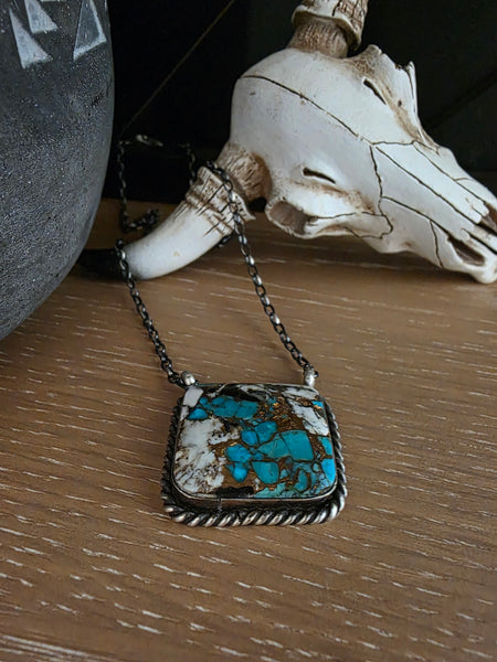 THE AUGUSTINE KINGMAN CRUSH LARGE SQUARE BAR NECKLACE