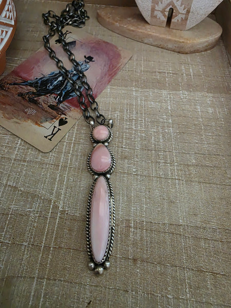 FREDA MARTINEZ PINK CONCH SHELL NECKLACE