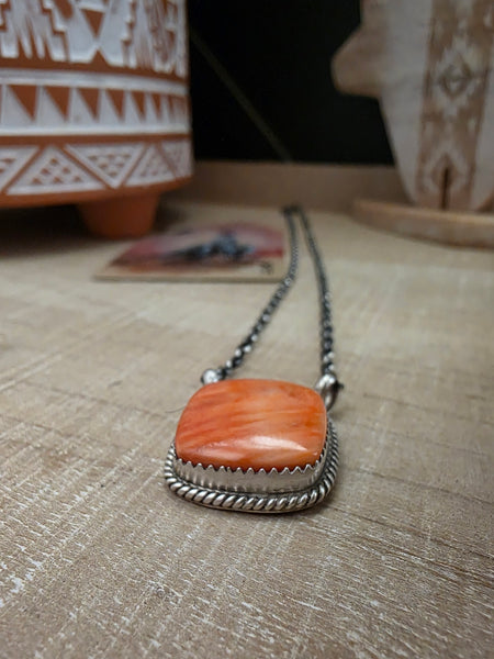 TRISH LARGO SPINY OYSTER NECKLACE