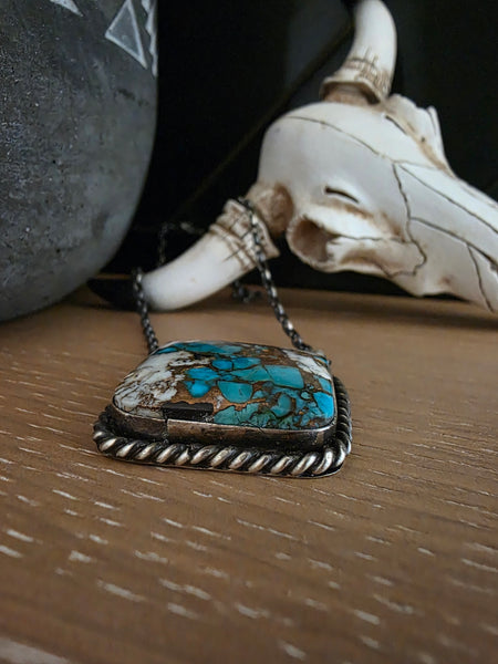 THE AUGUSTINE KINGMAN CRUSH LARGE SQUARE BAR NECKLACE