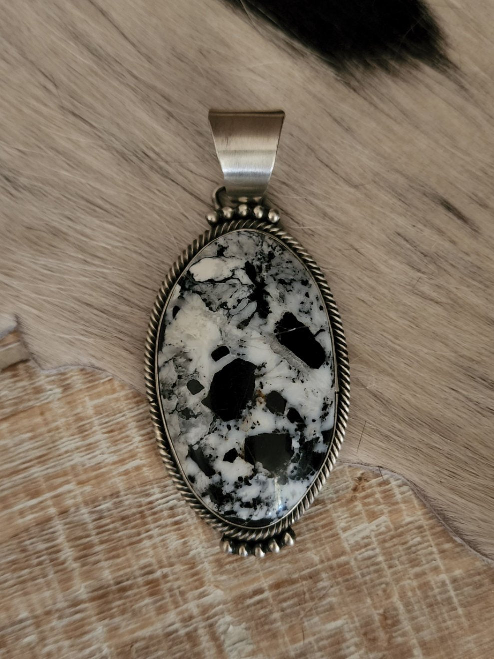 DILANEE NEZ LARGE WHITE BUFFALO PENDANT
