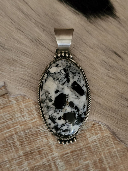 DILANEE NEZ LARGE WHITE BUFFALO PENDANT